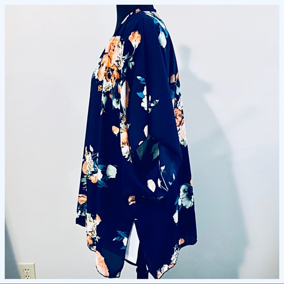 ✨LAST ONE ✨Navy blue floral open kimono - Picture 3 of 4